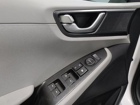 Used 2020 Hyundai Ioniq SE image 27