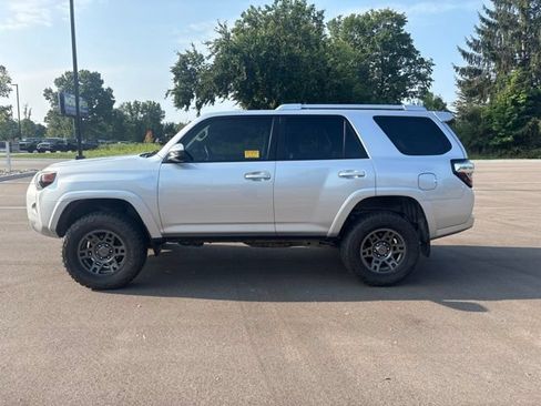 Used 2016 Toyota 4Runner SR5 AWD/4WD image 2