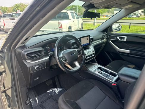 Used 2022 Ford Explorer XLT AWD/4WD image 16