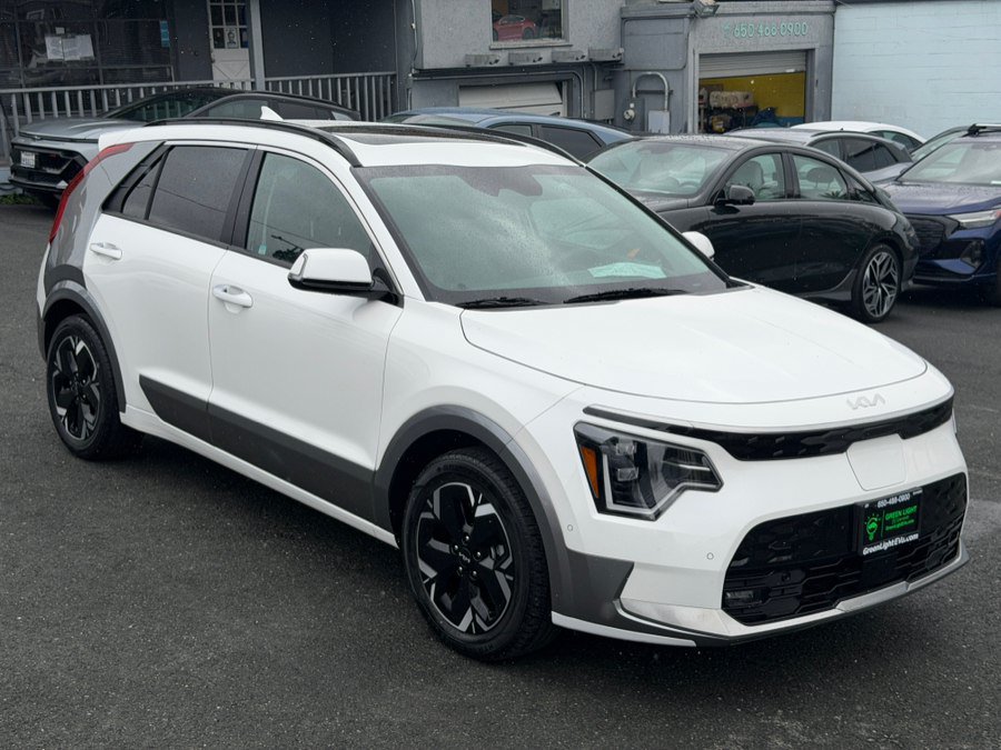 Used 2023 Kia Niro Wave w/ Wave Preserve Package FWD image 3