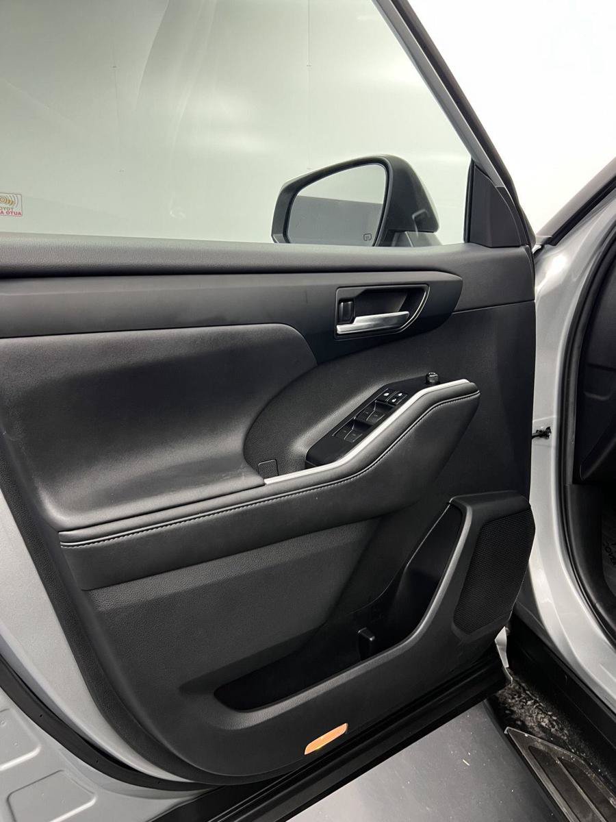 Used 2020 Toyota Highlander XLE FWD image 17