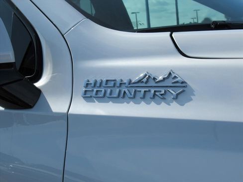 Certified 2025 Chevrolet Suburban High Country image 9