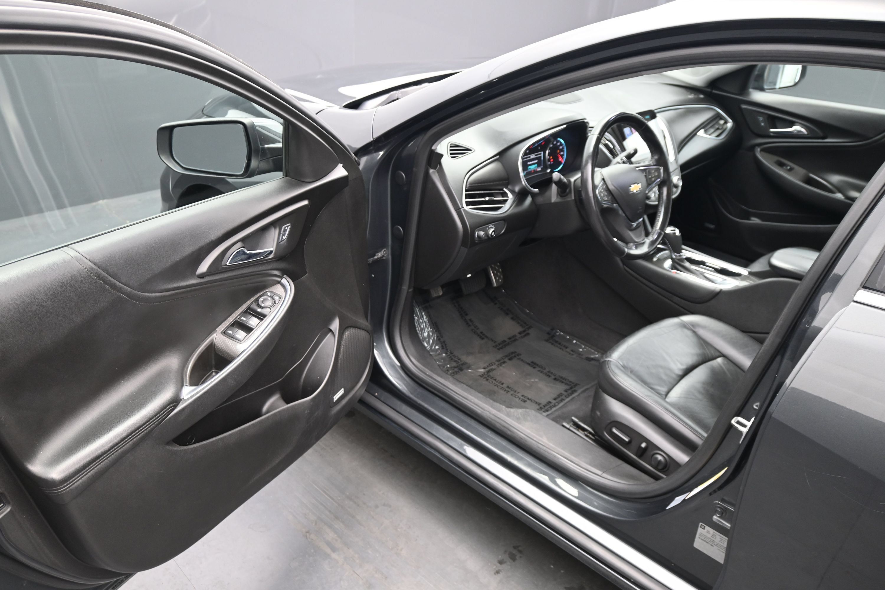 Used 2017 Chevrolet Malibu LT w/ Leather Package FWD image 18