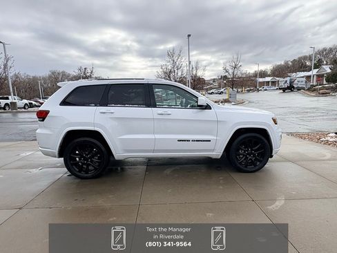 Used 2020 Jeep Grand Cherokee Altitude image 3