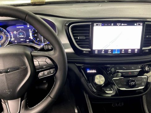 Used 2025 Chrysler Pacifica Limited image 19