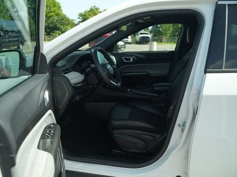 Used 2025 Jeep Compass Latitude AWD/4WD image 12