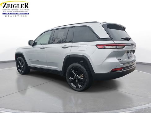 Used 2023 Jeep Grand Cherokee Altitude image 7