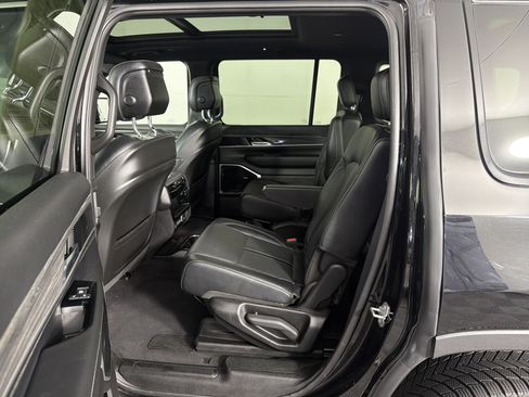 Used 2022 Jeep Wagoneer Series III w/ Premium Group I AWD/4WD image 22