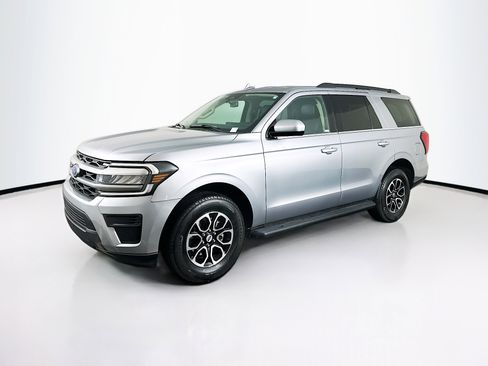 Used 2024 Ford Expedition XLT image 3