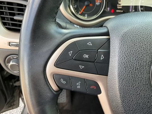 Used 2017 Jeep Cherokee Sport FWD image 9