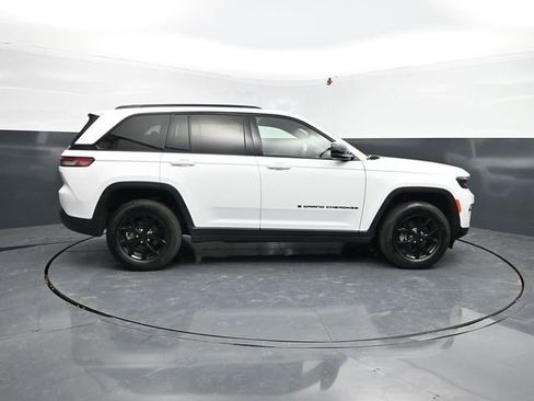 Used 2025 Jeep Grand Cherokee Altitude AWD/4WD image 11