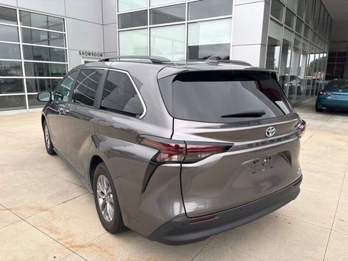 Used 2023 Toyota Sienna XLE w/ XLE Plus Package AWD/4WD image 5