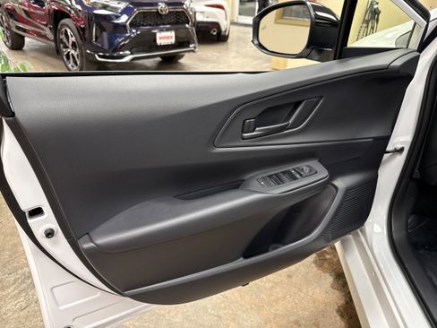 Used 2025 Toyota Prius SE image 39