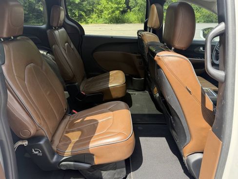Used 2019 Chrysler Pacifica Limited w/ Advanced Safetytec Group FWD image 16