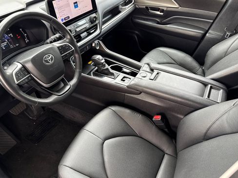 Used 2024 Toyota Grand Highlander AWD image 11