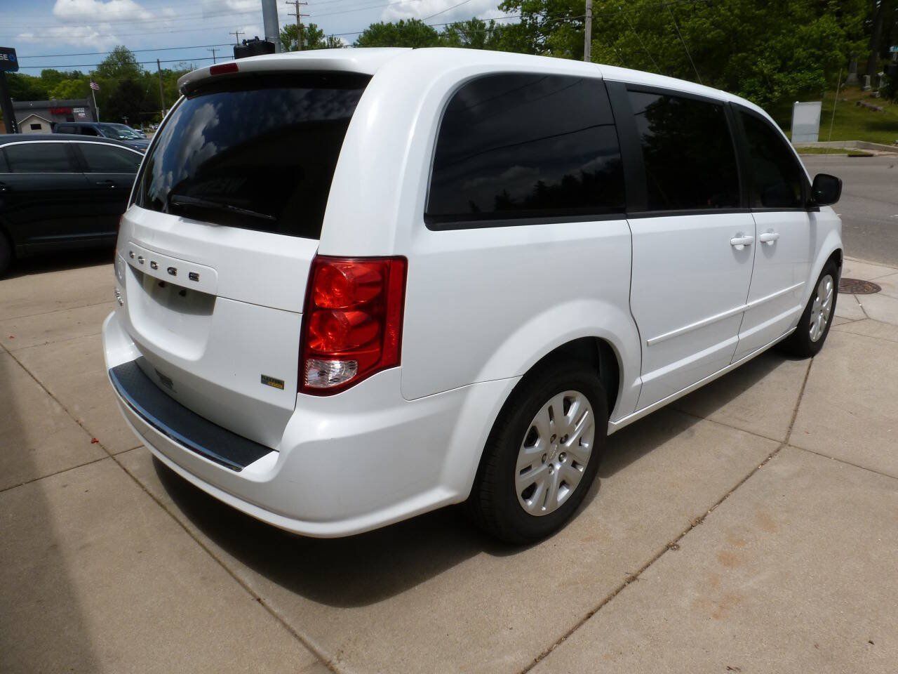 Used 2016 Dodge Grand Caravan SE w/ Quick Order Package 29E SE FWD image 2