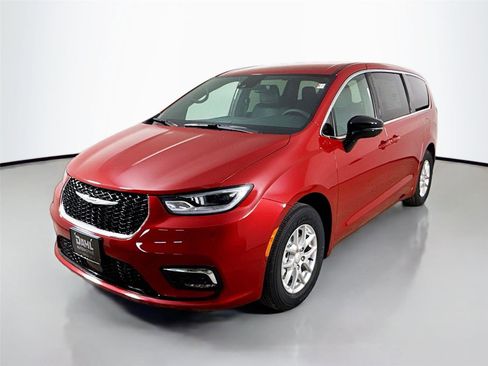 New 2026 Chrysler Pacifica Select image 3