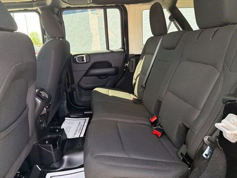 Used 2018 Jeep Wrangler Unlimited Sahara AWD/4WD image 14