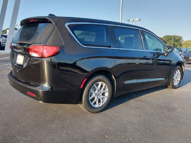 Used 2024 Chrysler Voyager LX FWD image 3