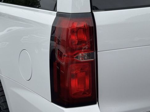 Used 2018 Chevrolet Suburban LT w/ Luxury Package AWD/4WD image 8