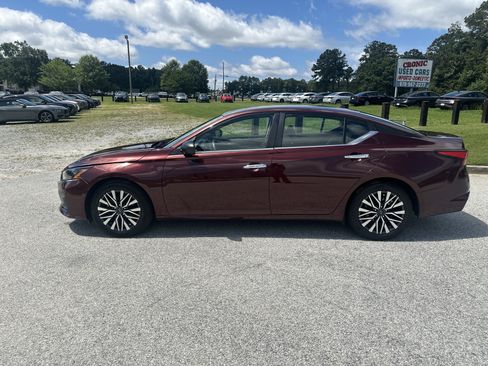 Used 2025 Nissan Altima 2.5 SV FWD image 8