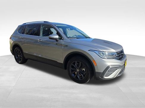 Used 2024 Volkswagen Tiguan SE image 1