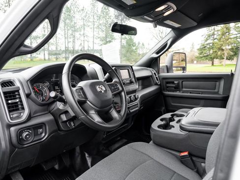 Used 2024 RAM 5500 Tradesman w/ Chrome Appearance Group image 4