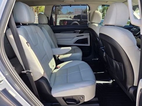 Used 2023 Kia Telluride EX w/ EX Captain's Chair Package image 17