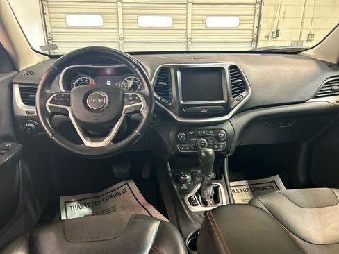 Used 2016 Jeep Cherokee Trailhawk w/ Cold Weather Group AWD/4WD image 4