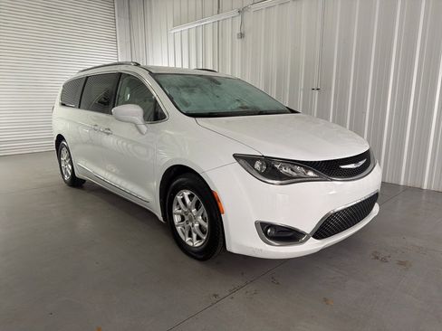 Used 2020 Chrysler Pacifica Touring-L image 1