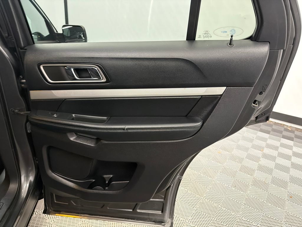 Used 2017 Ford Explorer XLT w/ Equipment Group 201A FWD image 17