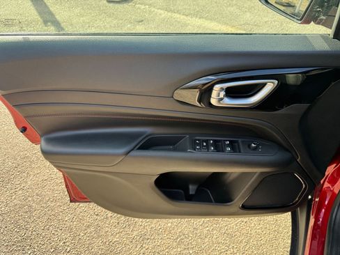 Used 2025 Jeep Compass Trailhawk image 18