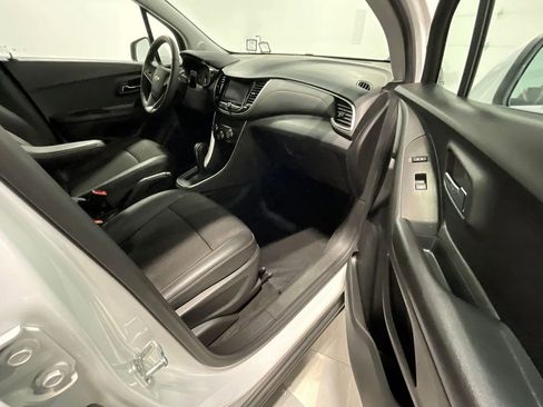 Used 2022 Chevrolet Trax LT w/ LT Convenience Package image 24