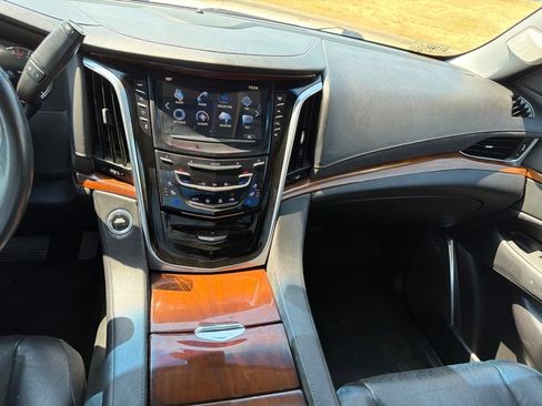 Used 2017 Cadillac Escalade Luxury RWD image 19