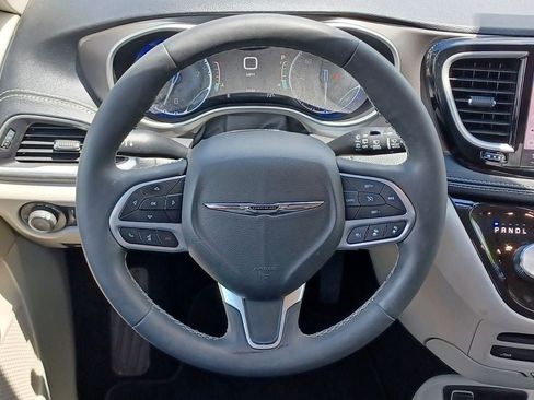 Used 2023 Chrysler Pacifica Touring-L w/ Uconnect Theater Family Group AWD/4WD image 29