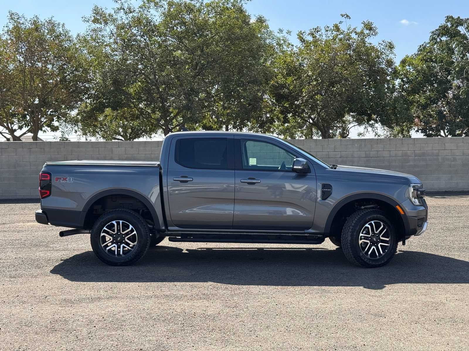 Used 2025 Ford Ranger Lariat w/ FX4 Off-Road Package AWD/4WD image 2