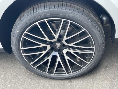 Certified 2025 Porsche Macan AWD/4WD image 12