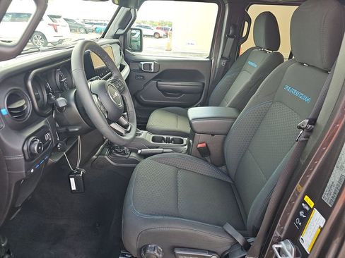 Used 2025 Jeep Wrangler Unlimited Rubicon 4xe w/ Convenience Group image 3