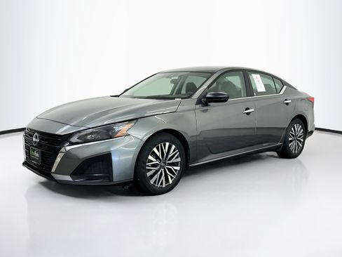 Used 2025 Nissan Altima 2.5 SV FWD image 3