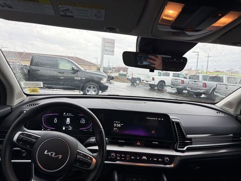 Used 2025 Kia Sportage EX image 3