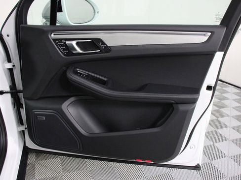 Certified 2026 Porsche Macan AWD/4WD image 23