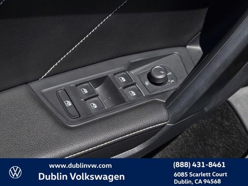 Used 2023 Volkswagen Tiguan SE FWD image 11