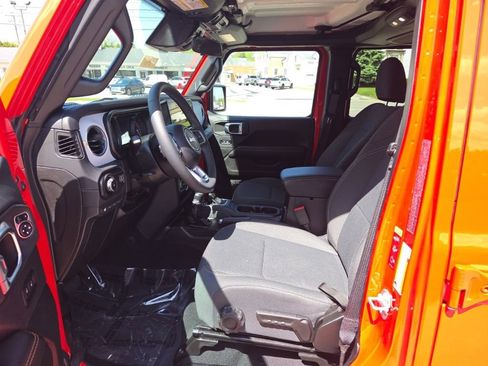 Used 2025 Jeep Wrangler Unlimited Sahara w/ Safety Group AWD/4WD image 2