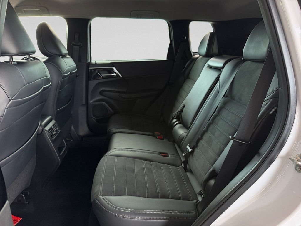 Used 2023 Mitsubishi Outlander SE FWD image 26