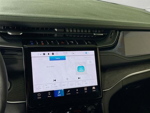 Used 2023 Jeep Grand Cherokee 4X4 image 9