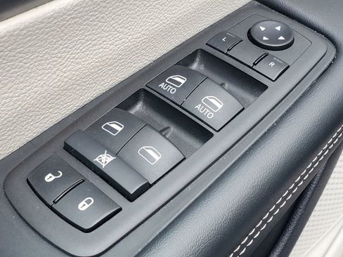 Used 2024 Chrysler Pacifica Touring-L image 14