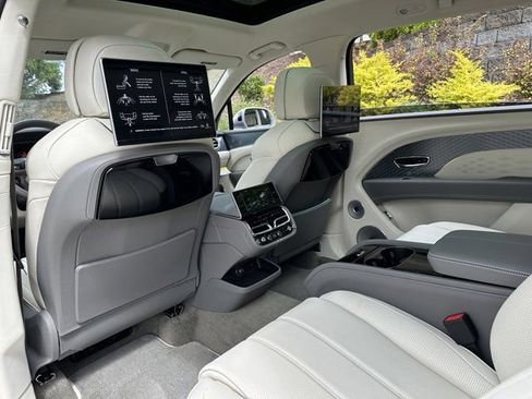 New 2024 Bentley Bentayga Extended Wheelbase image 34