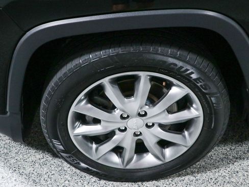 Used 2018 Jeep Cherokee Limited FWD image 11