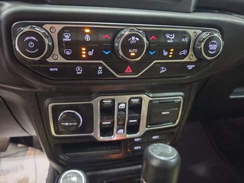 Used 2018 Jeep Wrangler Unlimited Sahara w/ Cold Weather Group AWD/4WD image 15