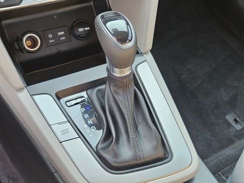 Used 2019 Hyundai Elantra SE FWD image 27